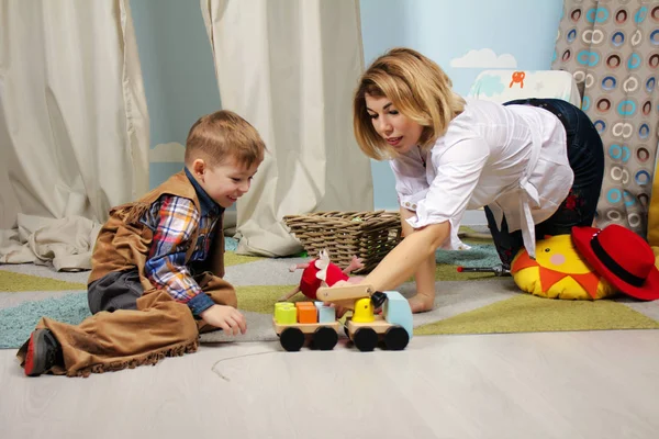 Όμορφη μητέρα και παιδί αγόρι παίζει μαζί εσωτερική — Φωτογραφία Αρχείου