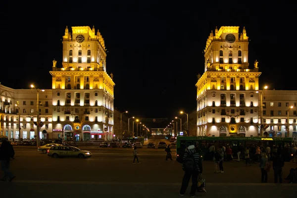 Antigua calle iluminada de noche en Grodno, Bielorrusia — Foto de Stock