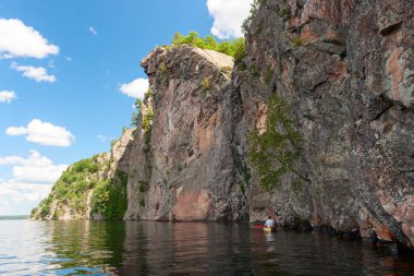 Uçuruma boyunca bir kano kürek çekmeye adam