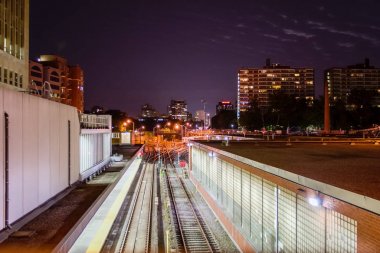 Metro demiryolu ve gece istasyonda