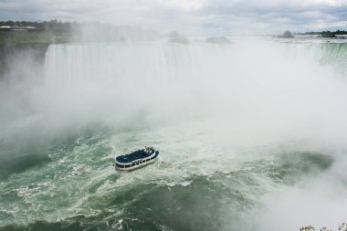 Niagara Falls turist ile sis tekne hizmetçi