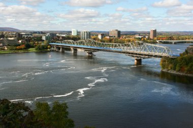 Ottawa Nehri üzerinde köprü görünümü