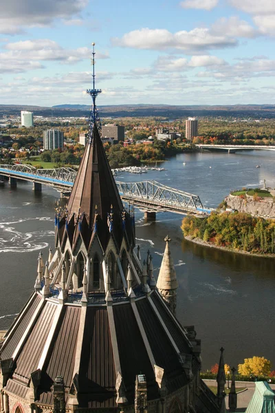 Kuşbakışı Ottawa, Meclis Kütüphanesi çatı, nehir ve köprü