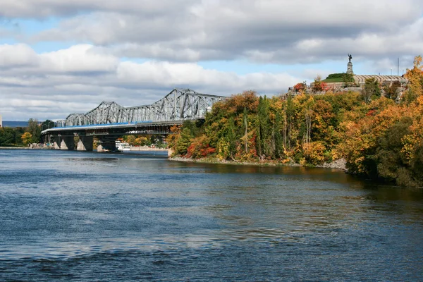 View to Bridge over the Ottawa River and Nepean Point in the fall — Stock Photo, Image