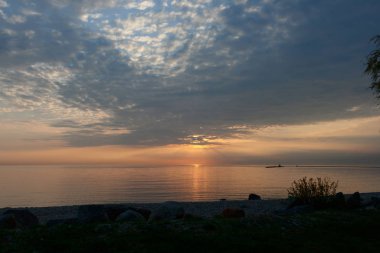 Gölde gün batımı