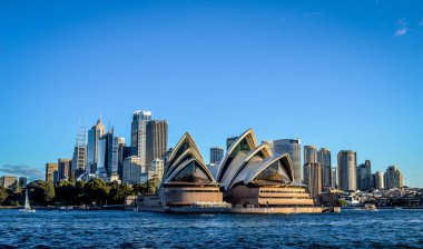Sydney, Nsw / Avustralya - 5 Temmuz 2014: feribot, şehir Cbd ve Opera Binası 5 Temmuz 2014 tarihinde görünümden. Sidney, Avustralya.