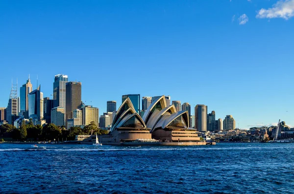 СИДНЕЙ, NSW / AUSTRALIA - 5 июля 2014 года: Вид с парома, City CBD и Оперного театра 5 июля 2014 года в Сиднее, Австралия . — стоковое фото