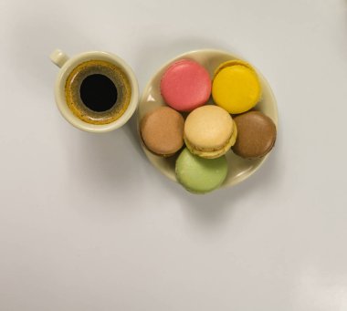 Güzel bir seramik kupa ve fincan tabağı zekâ lezzetli siyah kahve