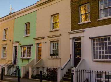 üst üste evlerin renkli Cephe Sistemleri