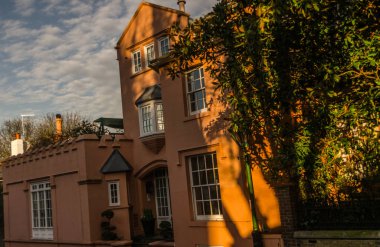 ilginç bir girişe sahip turuncu ev