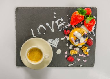 kahve ve tatlı meyve ile 