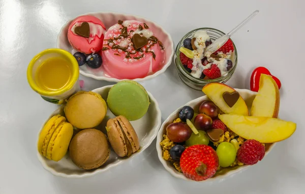 farklı tatlılar, macarons, meyve ve pudingler
