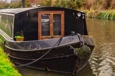 kanaldaki eski siyah mavna