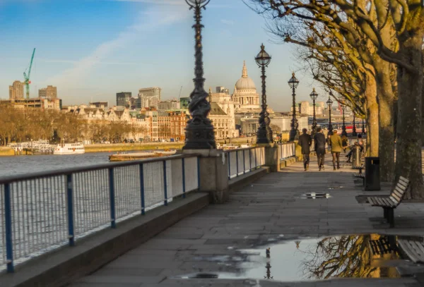 Панорамний вид на Лондон з берега річки — стокове фото