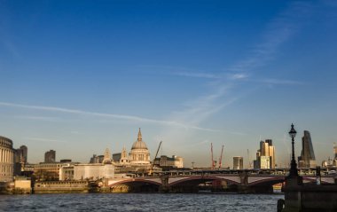 Londra manzarası görünümünü güneşli bir günde, çok güzel bir köprü ve 