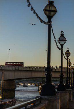 Londra 'da nehir ve köprü kordondan görünümü, w