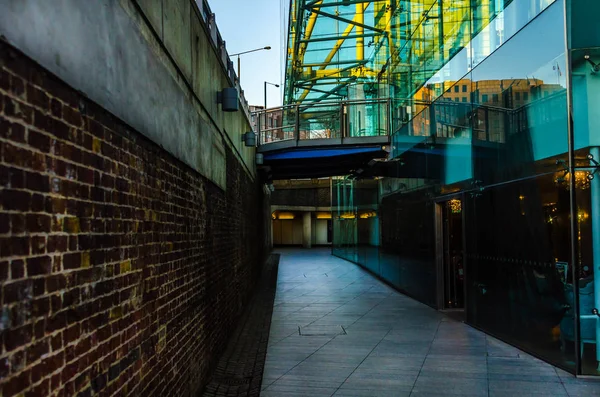 Interesante arquitectura en el pasaje subterráneo, un combinati — Foto de Stock