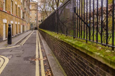 Sadece bir gree ile yayalar için eski stilde dar sokak