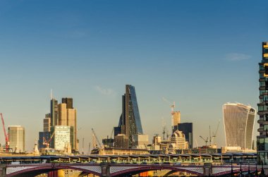 panoramik Köprüsü ve gökdelenler Londra'da, bir güze