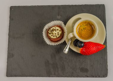 meyve ile bir porselen bardak küçük bir siyah kahve üst görünümü 