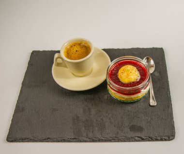 tatlı bir çilek dess ile küçük porselen bardak siyah kahve