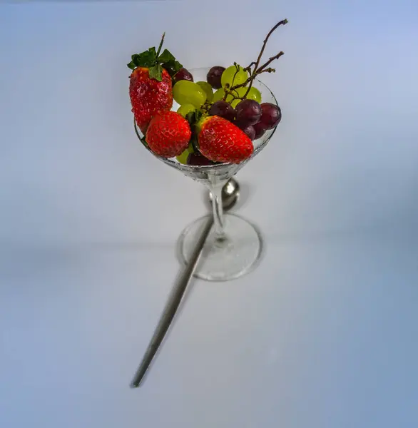 Ensemble de fruits frais dans un verre, collation saine — Photo