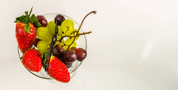 Vista superior de un conjunto de fruta fresca en un vaso, bocadillo saludable — Foto de Stock