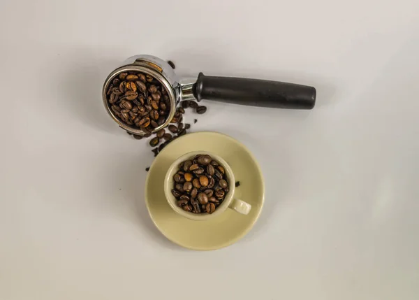 Vista superior de la taza de crema con granos de café y barista instrumento — Foto de Stock