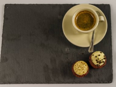 iki tatlı cupcakes üzerinde üst görünüm, çilek ve krem çikolata b