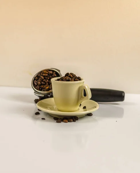 Πλευρική όψη στο φλιτζάνι κρέμα με κόκκους καφέ και συσκευή μπάρμαν — Φωτογραφία Αρχείου