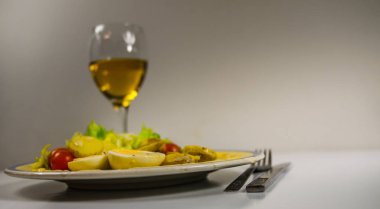 patates ile salata üzerinde yan görünüm, kiraz domates ve yumurta, çip