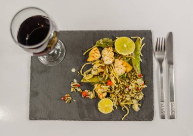 Basmati Pirinç ile Tay tavuk, siyah taş üzerinde Hindistan cevizi sosu PLA