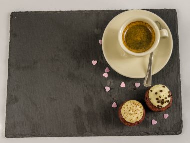 iki tatlı cupcakes üzerinde üst görünüm, çilek ve krem çikolata a