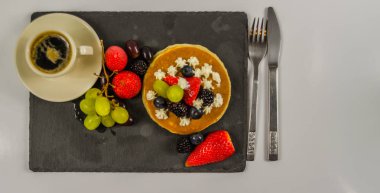 Krema ve taze meyve ile büyük Pancake, strawberri