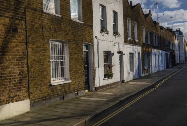 tipik Ingiliz binaları, tuğla binalar, sarı l ile sokak