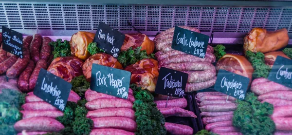 Una gran selección de carnes, embutidos y embutidos con precios , — Foto de Stock