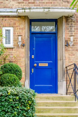 bir yapı taşı girişinde sağ tarafında adımlar 