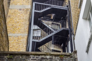 bir konut bina, metal arka acil çıkış 