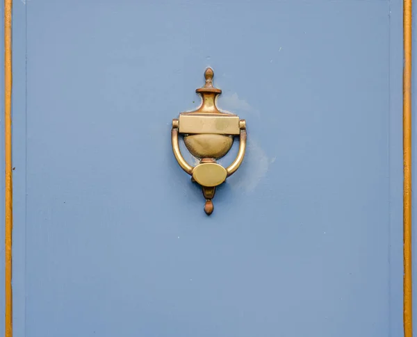 Original brass knocker in the shape of an antique vase on the bl — Stock Photo, Image