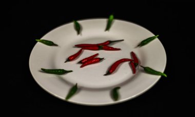 wh üzerinde taze küçük kırmızı ve yeşil biber ile sanatsal dekorasyon