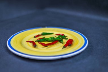 sanatsal dekorasyon co üzerinde taze küçük kırmızı ve yeşil biber ile