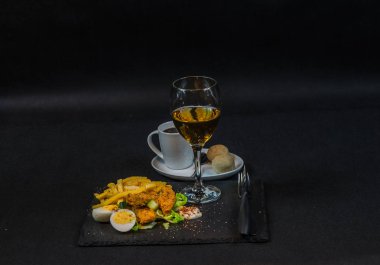 tavuk göğsü oluşan çanak breaded, patates kızartması buz l ile ilgili