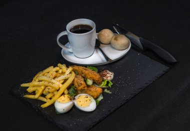 tavuk göğsü tava, F oluşan bir tabak üzerinde sol yan görünüm