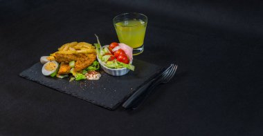 tavuk göğsü tava oluşan bir tabak üzerinde sağ tarafta görünümü, 