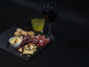 sağ tarafta görünümü etler çeşitli oluşan bir tabak üzerinde bir