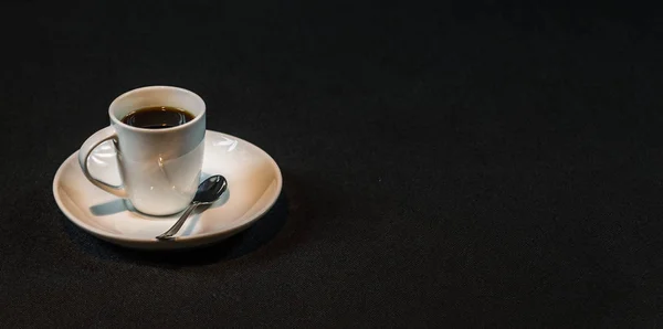 Aromás fekete kávé a fehér csészében, teáskanál, egy fekete főleg CIG a — Stock Fotó