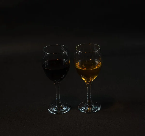 Rot- und Weißwein im Glas, auf schwarzem Hintergrund, Weinglas — Stockfoto