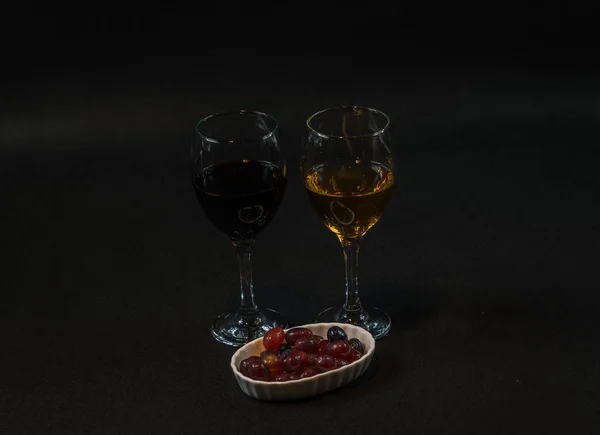红葡萄酒和白葡萄酒在玻璃与葡萄在陶瓷碗, — 图库照片