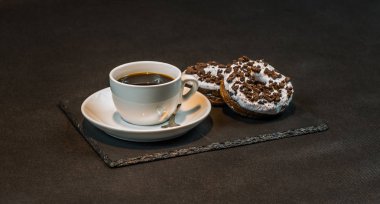 görünüm üzerinde bir aromatik siyah kahve beyaz bir kaba ile iki tane kalmış veya