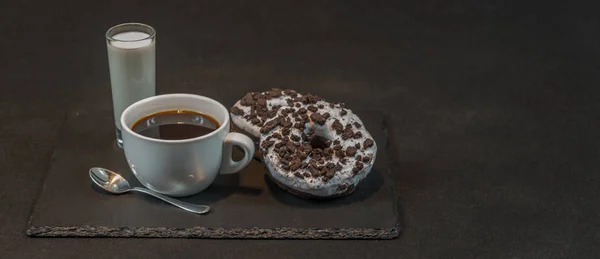 Aromatischer schwarzer Kaffee in einer weißen Tasse mit Kokoslikör in einem g — Stockfoto